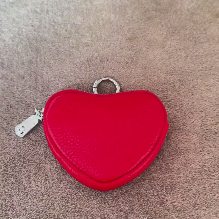 A video showing how to use the Heart mini keyring pouch